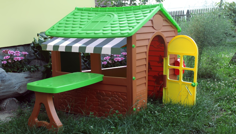 cabane-en-plastique-dans-jardin