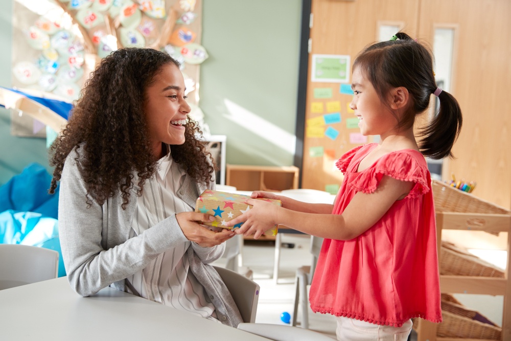 enfant-fait-cadeau-personnel-de-creche