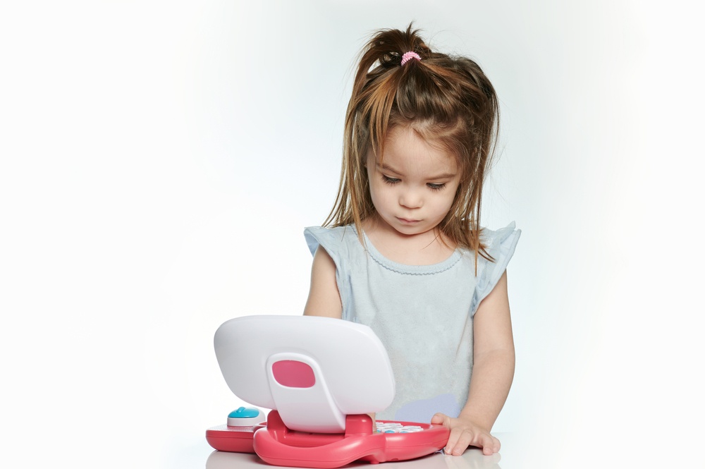 enfant-joue-avec-ordinateur-portable
