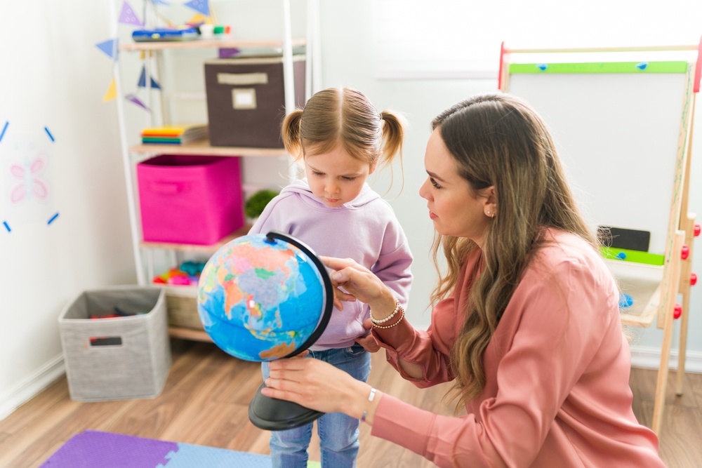 maman-apprend-a-son-enfant-avec-globe-interactif