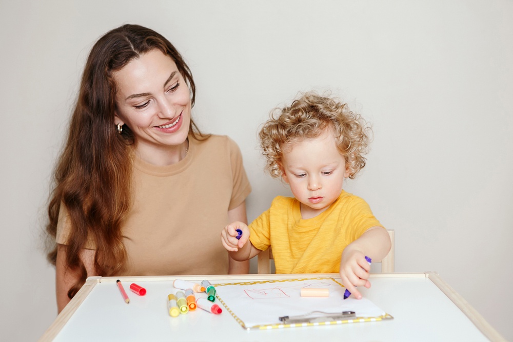 nounou-joue-avec-enfant