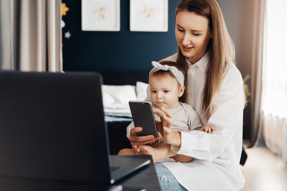 bebe-devant-ecran-telephone