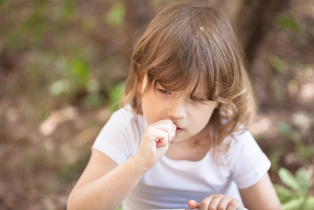 enfant-se-ronge-les-ongles