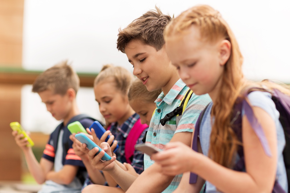 enfants-devant-ecrans-telephone