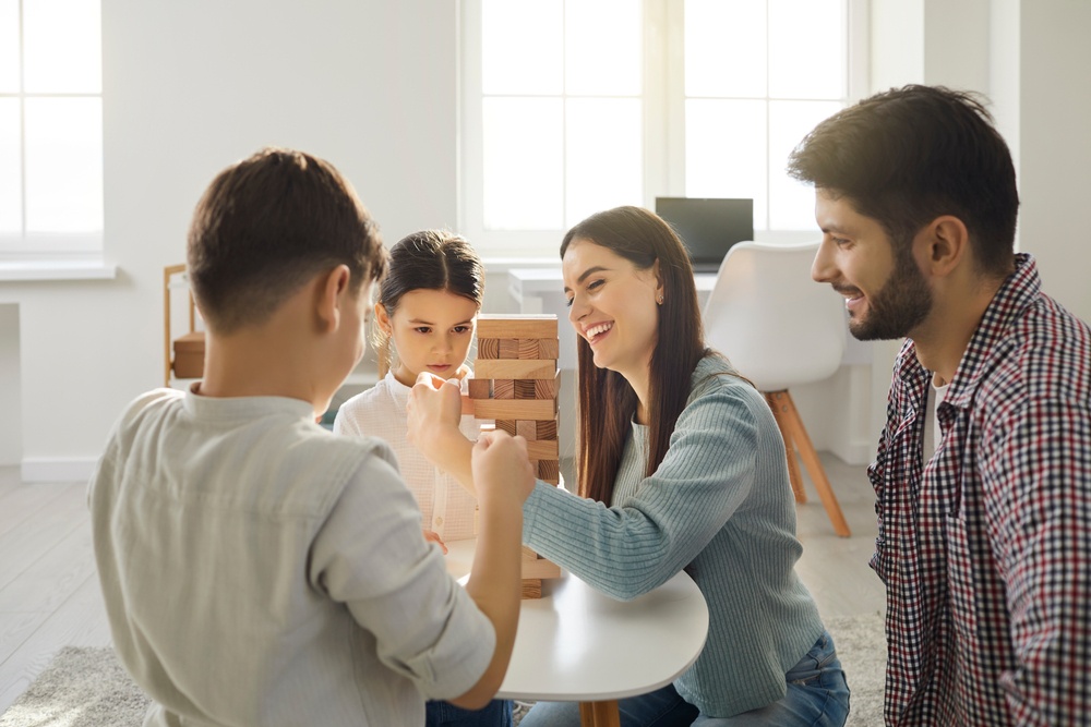 jeu-de-societe-en-famille-au-lieu-decran