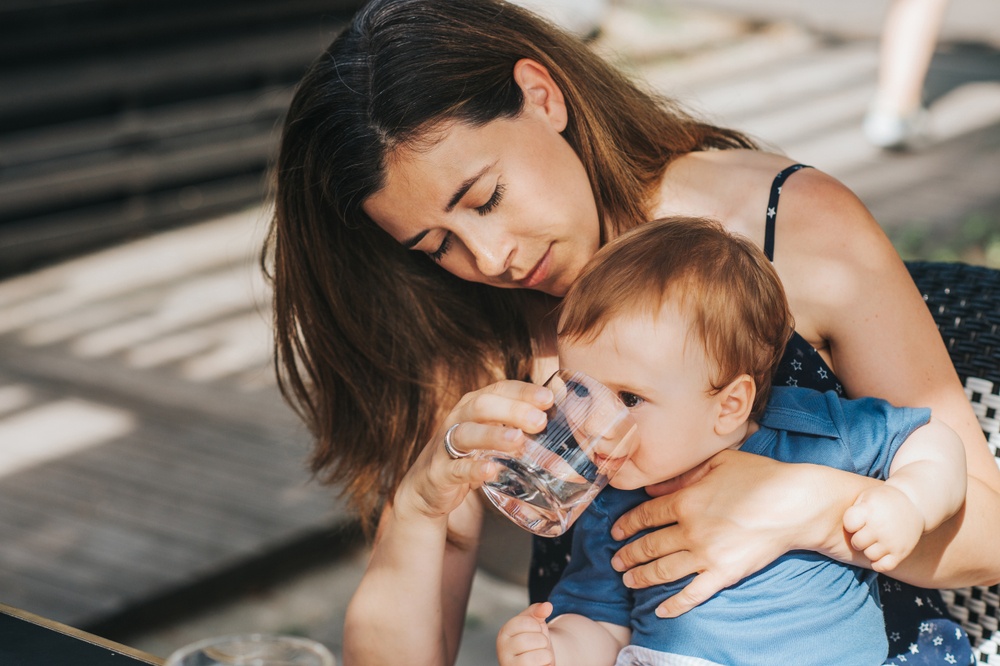 canicule-enfant-boit-de-leau