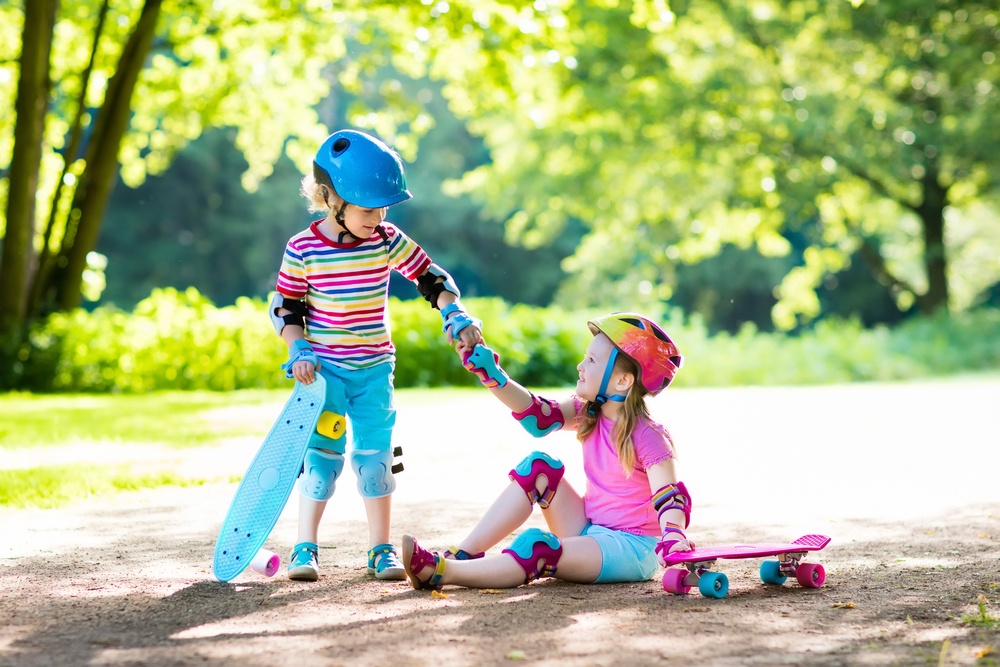 enfant-qui-aide-un-autre-enfant