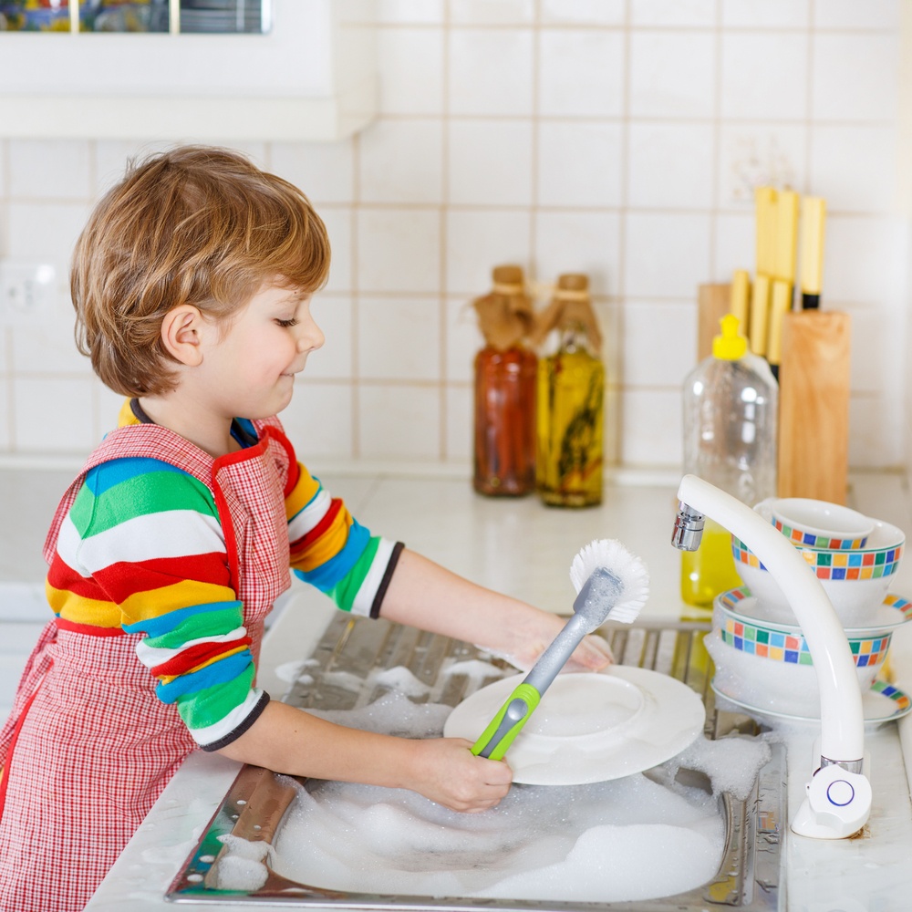 enfant-qui-fait-la-vaisselle-en-toute-humilite