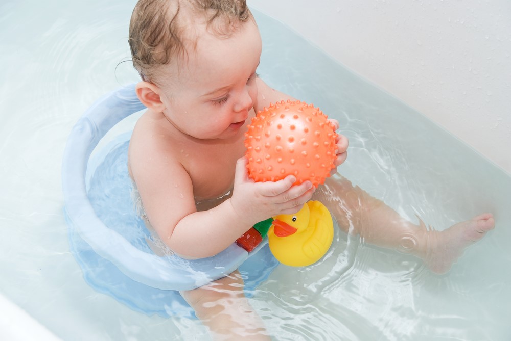 bebe-dans-anneau-de-bain