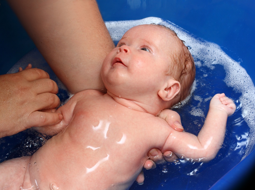 comment-tenir-un-bebe-dans-son-bain