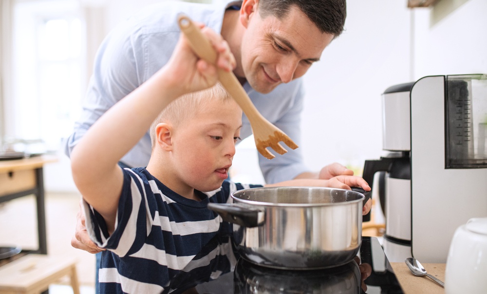  enfant-qui-cuisine-avec-son-pere