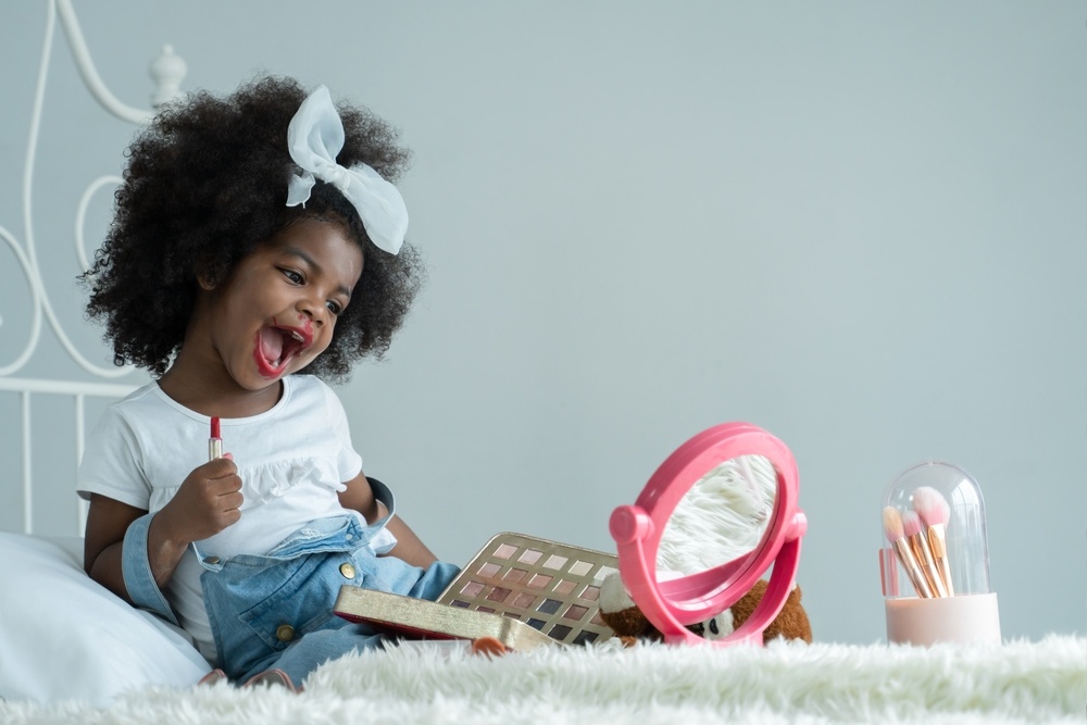 petite-fille-palette-de-maquillage