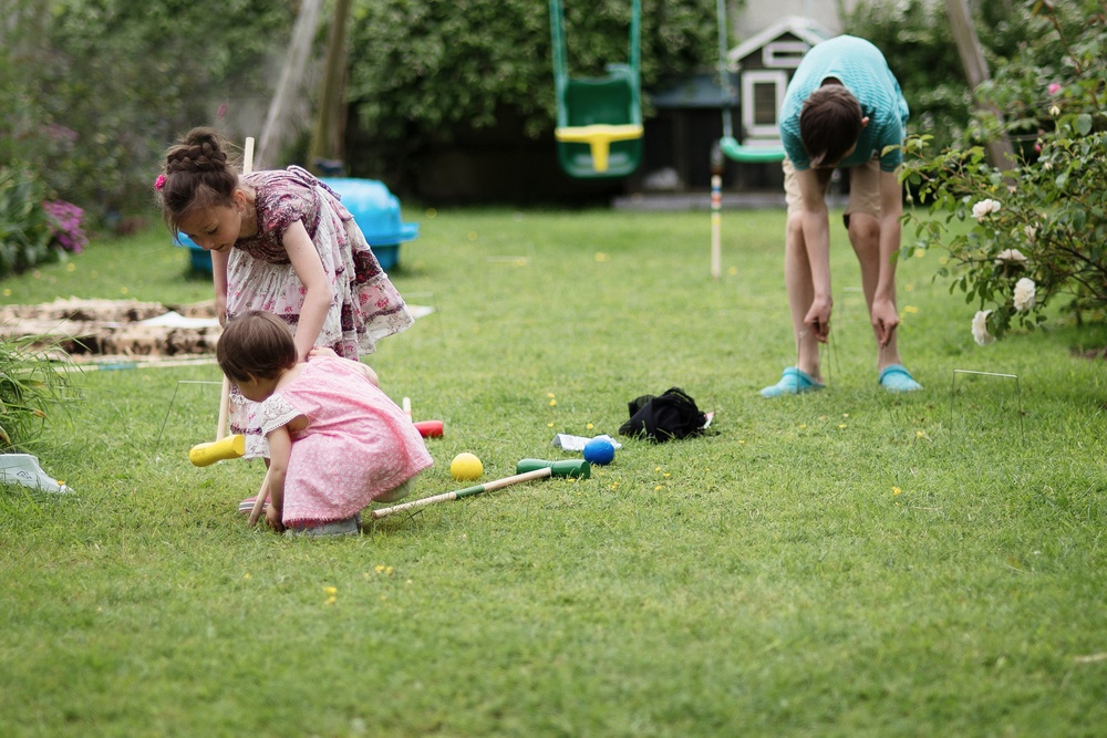 enfants-qui-jouent-au-croquet