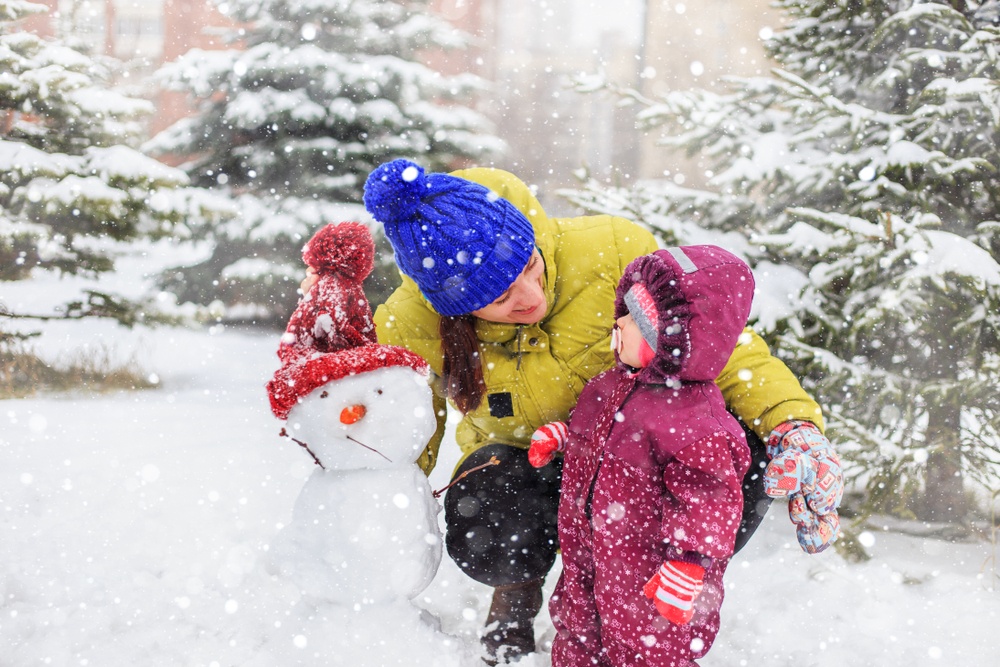 bebe-bonhomme-de-neige-a-la-montagne