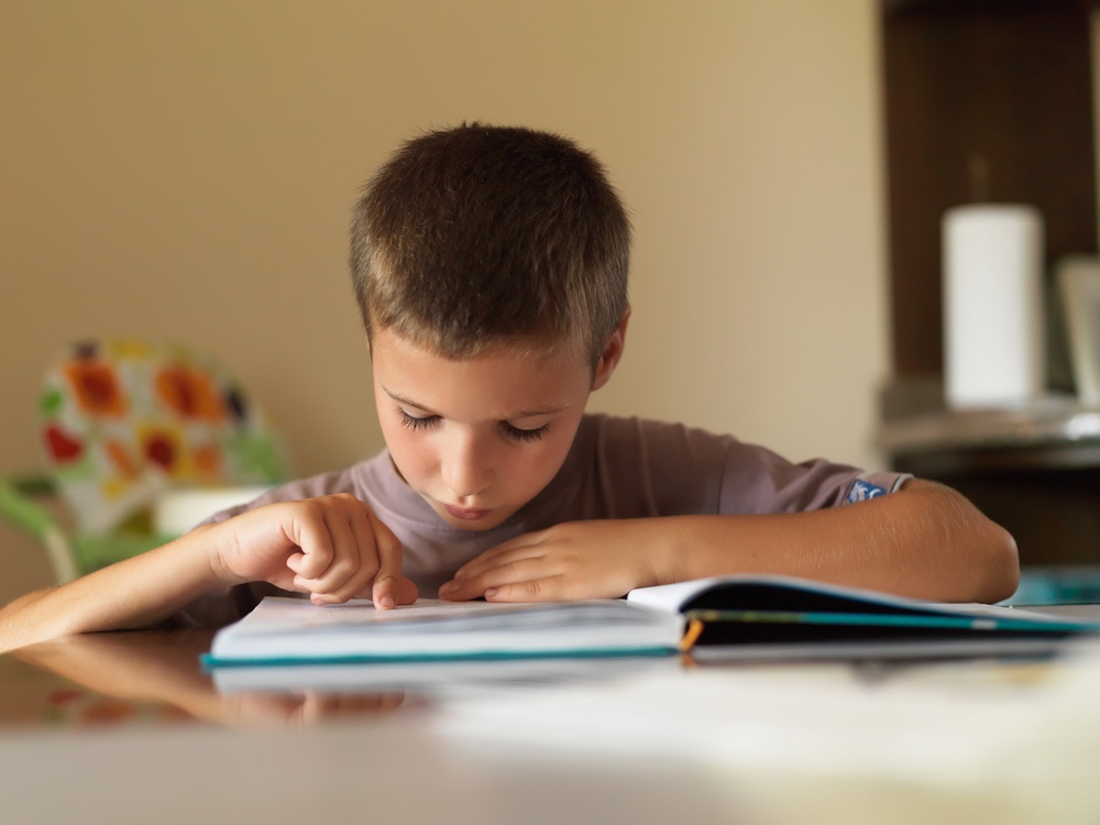 enfant-apprend-a-lire