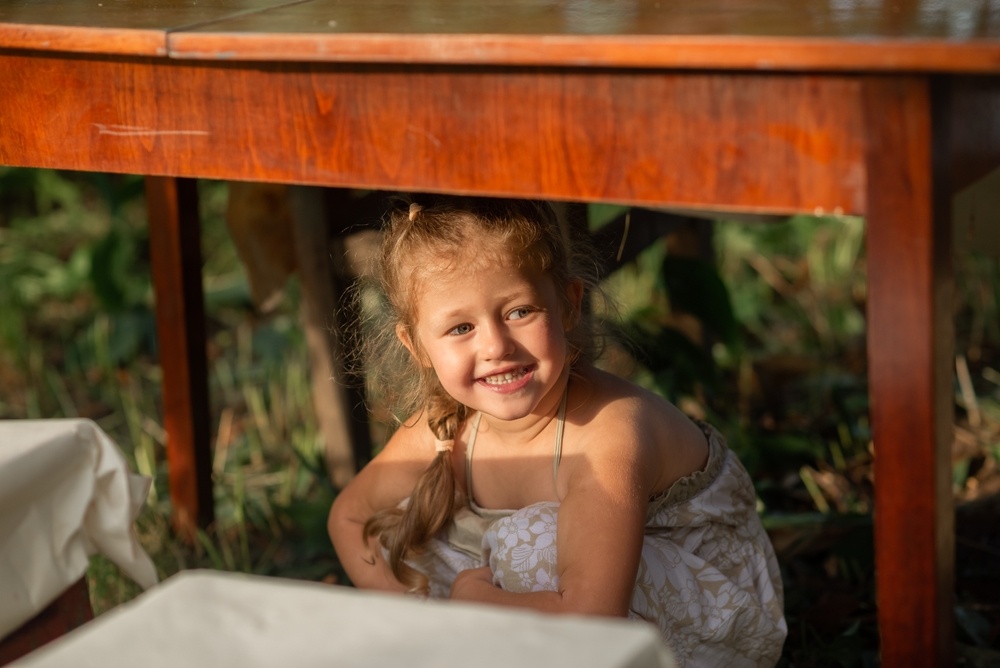  enfant-cache-table-pour-distribuer-galette-des-rois