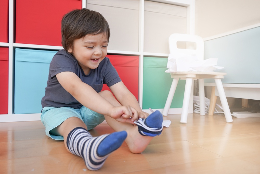 enfant-met-ses-chaussettes-seul