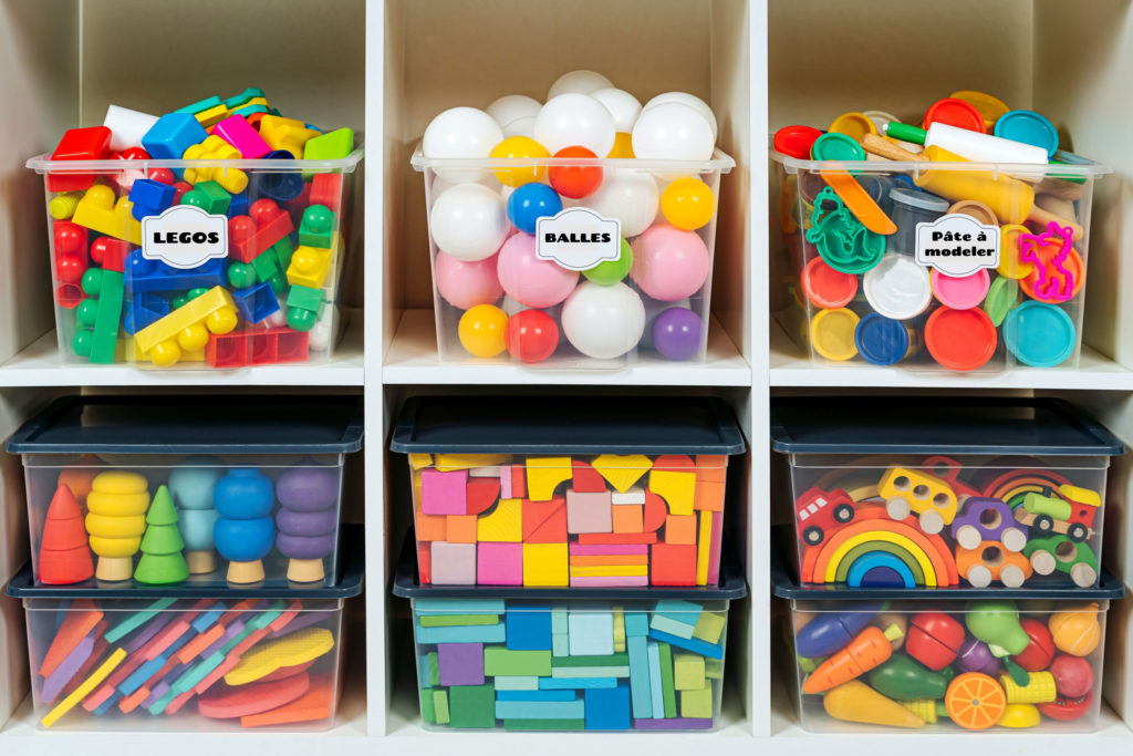 rangement-jouets-boites-avec-etiquettes