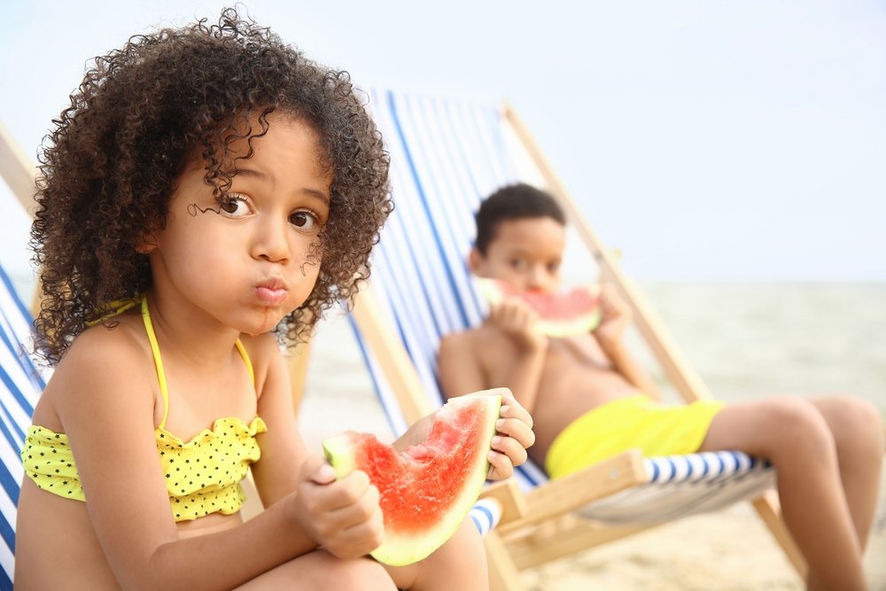 mastication-enfant-fruit