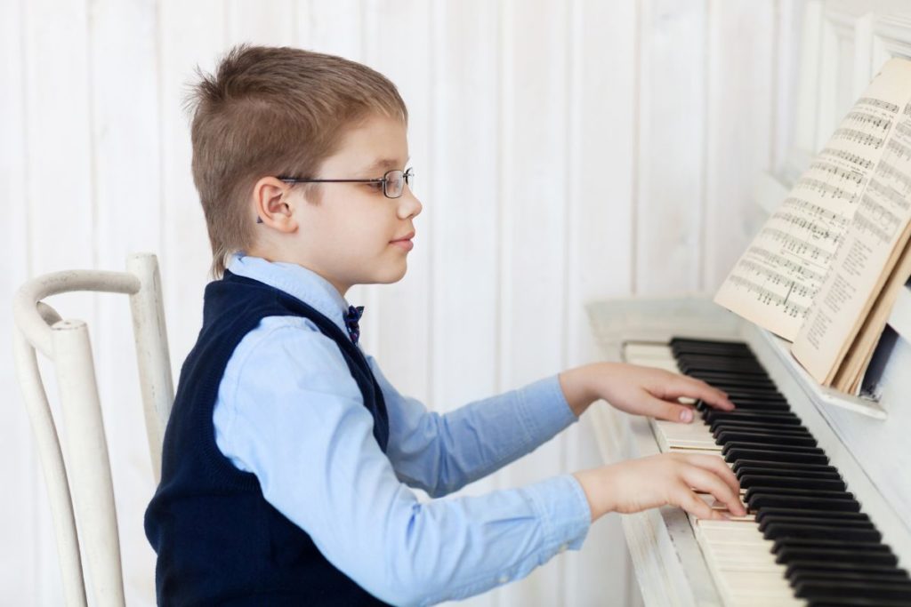 enfant-qui-apprend-le-piano