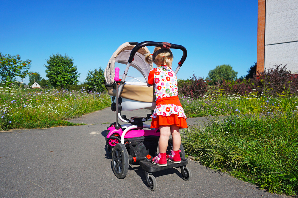 Marche Pied Pour Poussette, Voyage Universelle Pour Poussette 2 En 1 Avec  Siège Amovible, Glissement Poussette Avec Taille Réglable, Peut Accueillir  Enfants Moins 55 Livres : : Bébé et Puériculture