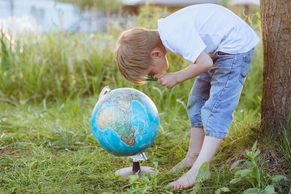 enfant-apprend-avec-globe-interactif.