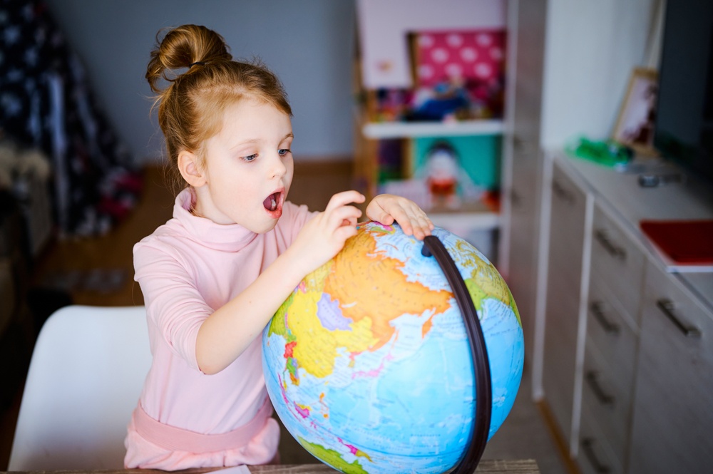 enfant-decouvre-le-monde-globe-interactif