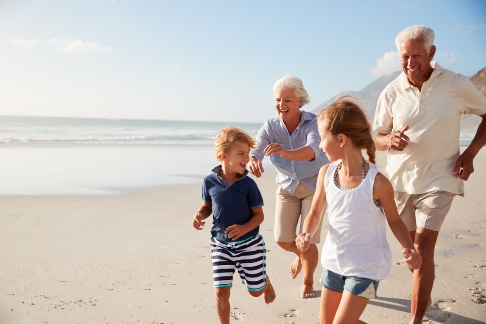 Grands-parents avec leurs petits-enfants