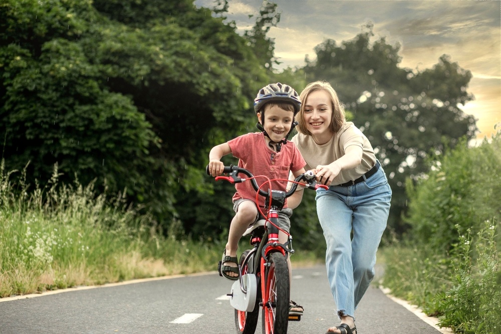 enfant-qui-persevere-pour-apprendre-a-faire-du-velo