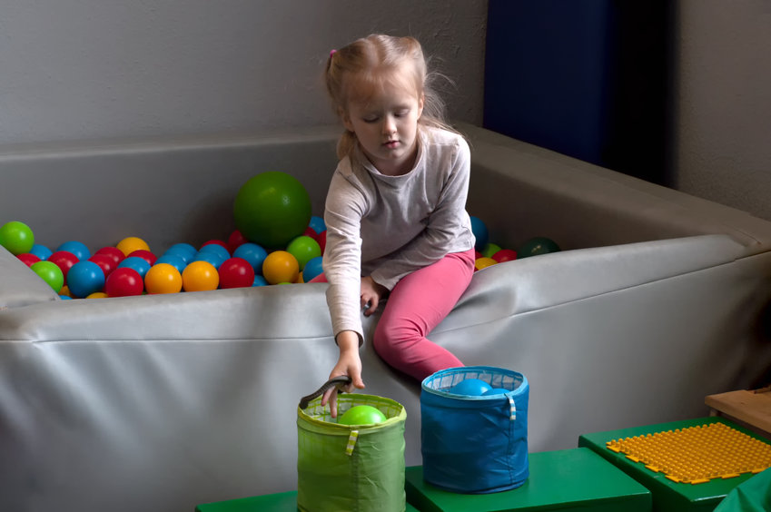 Enfant avec des boules