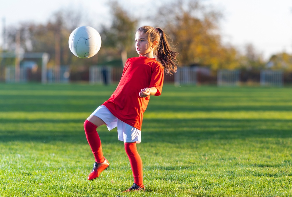 fille-qui-joue-au-foot