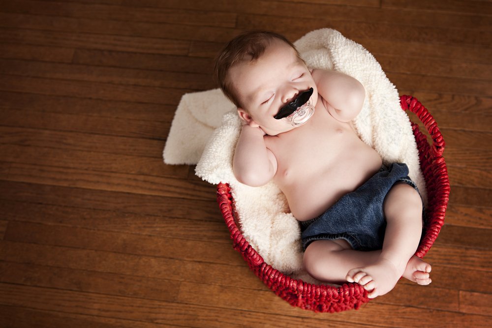 tetine-moustache-bebe