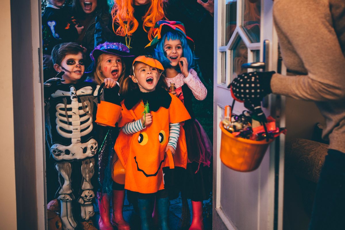 Adulte qui n'aime pas que les enfants viennent réclamer des bonbons à Halloween