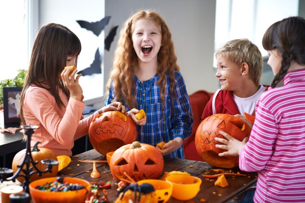 Enfants qui creusent citrouille d'Halloween