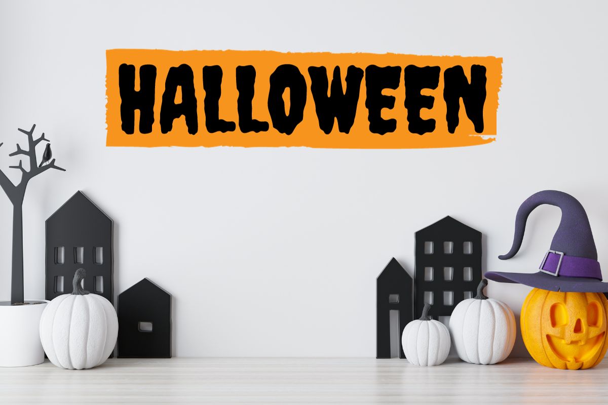 Maison décorée pour Halloween avec un bébé