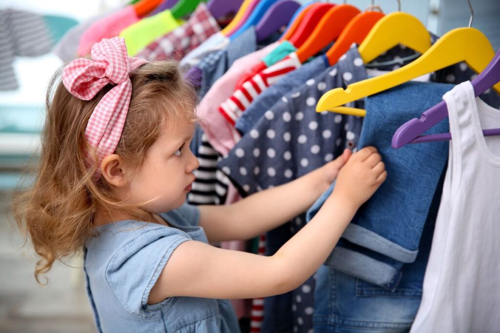 Enfant qui choisi sa tenue pour la photo de classe