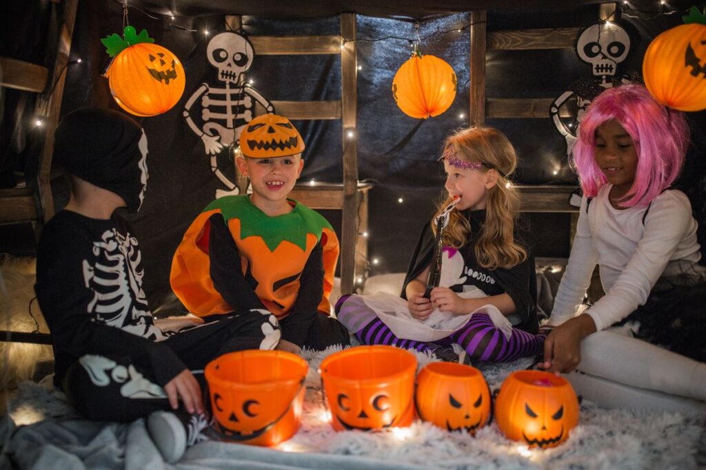 Enfants qui fêtent Halloween