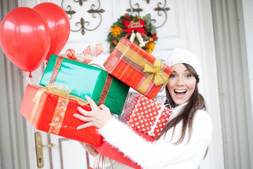 Femme avec cadeaux de Noël