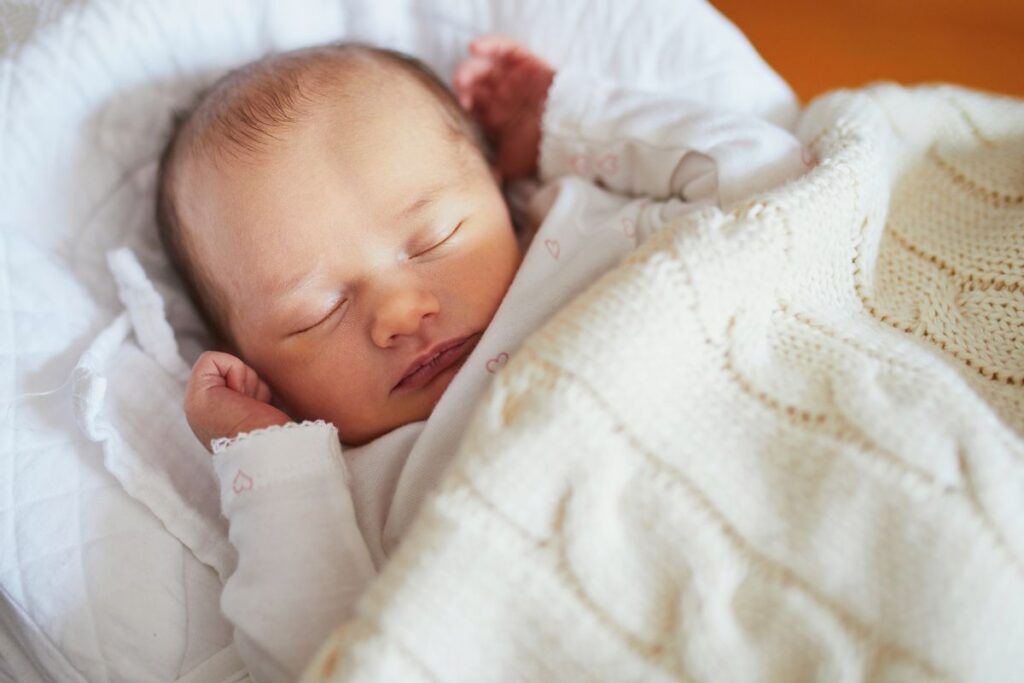 Bébé dans une couverture en laine