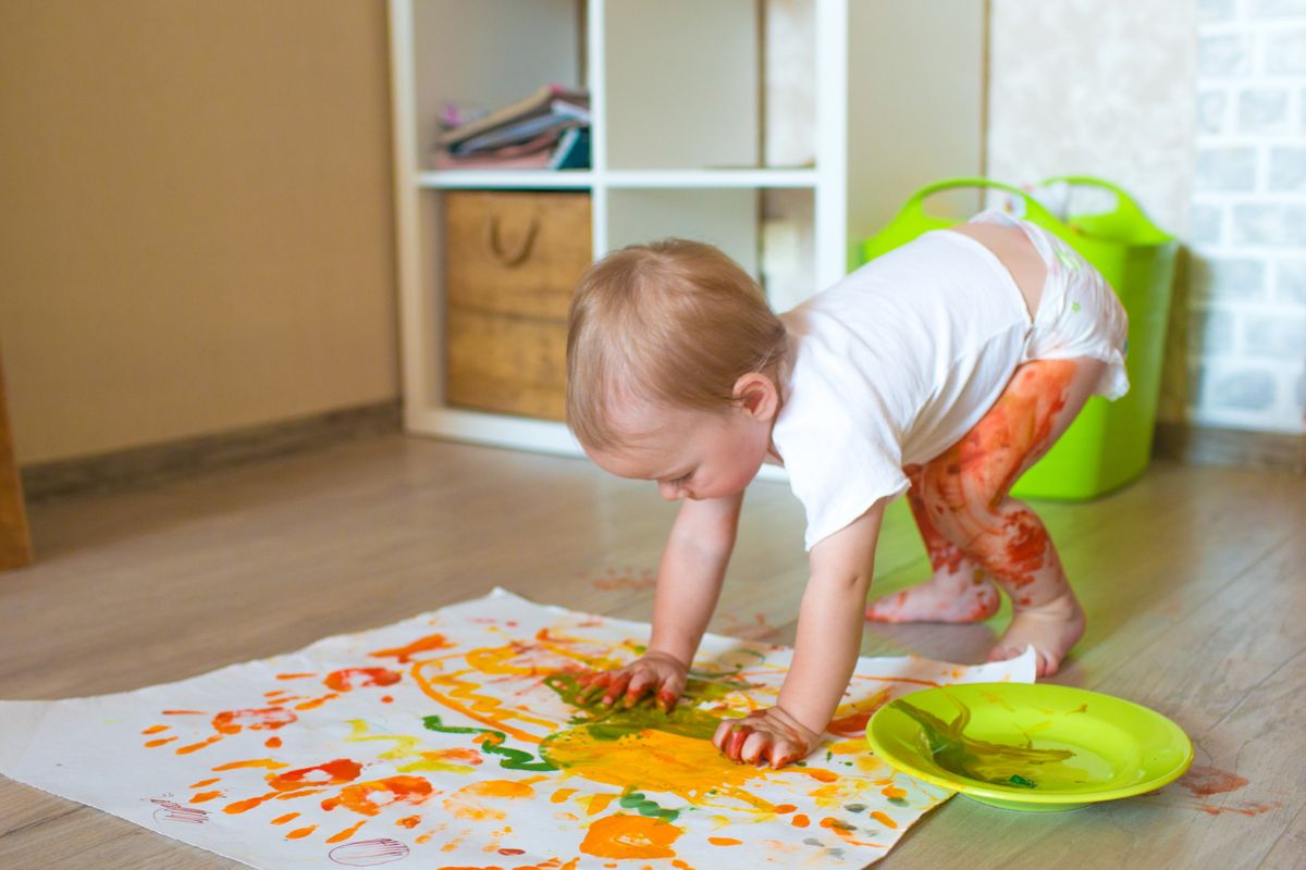 Bébé qui fait de la peinture avec ses mains