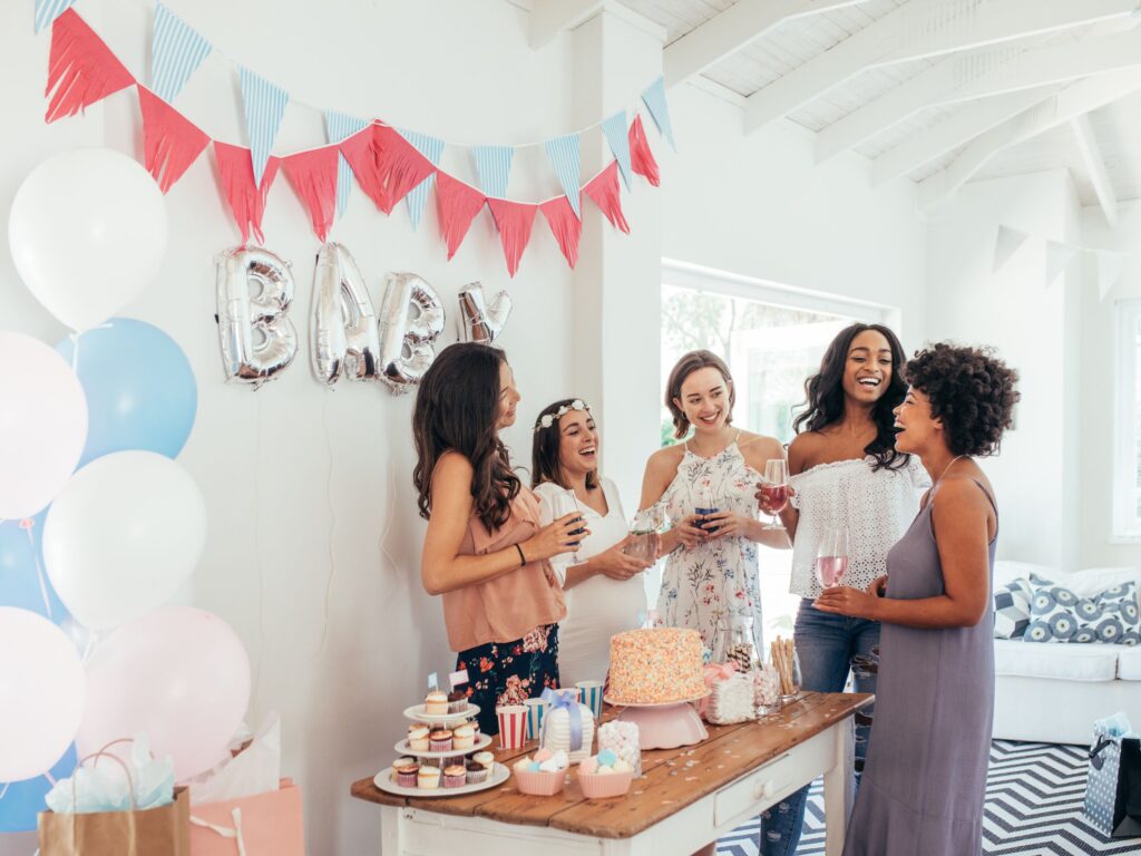 Femmes qui fêtent une baby shower